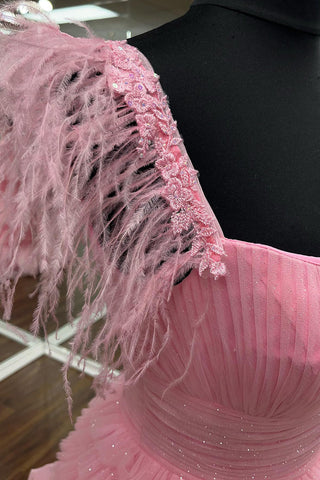 Vestido de fiesta de tul brillante con tirantes finos, corte en A y abertura.