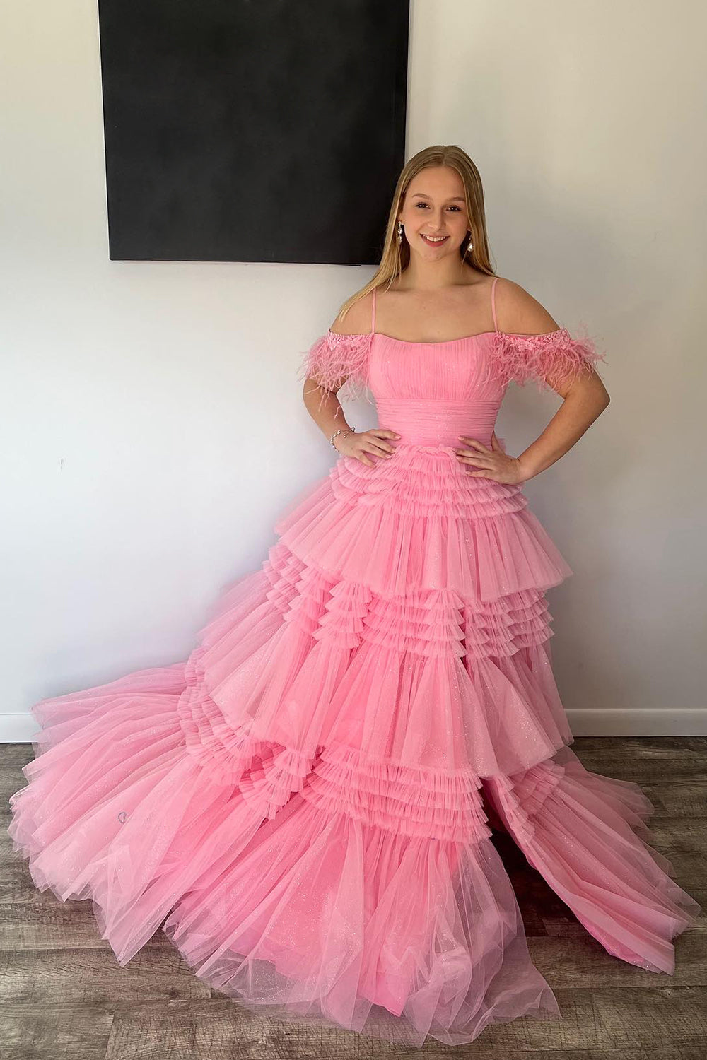 Vestido de fiesta de tul brillante con tirantes finos, corte en A y abertura.