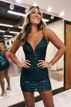 Vestido corto de fiesta de bienvenida con lentejuelas y tirantes finos verde oscuro brillante