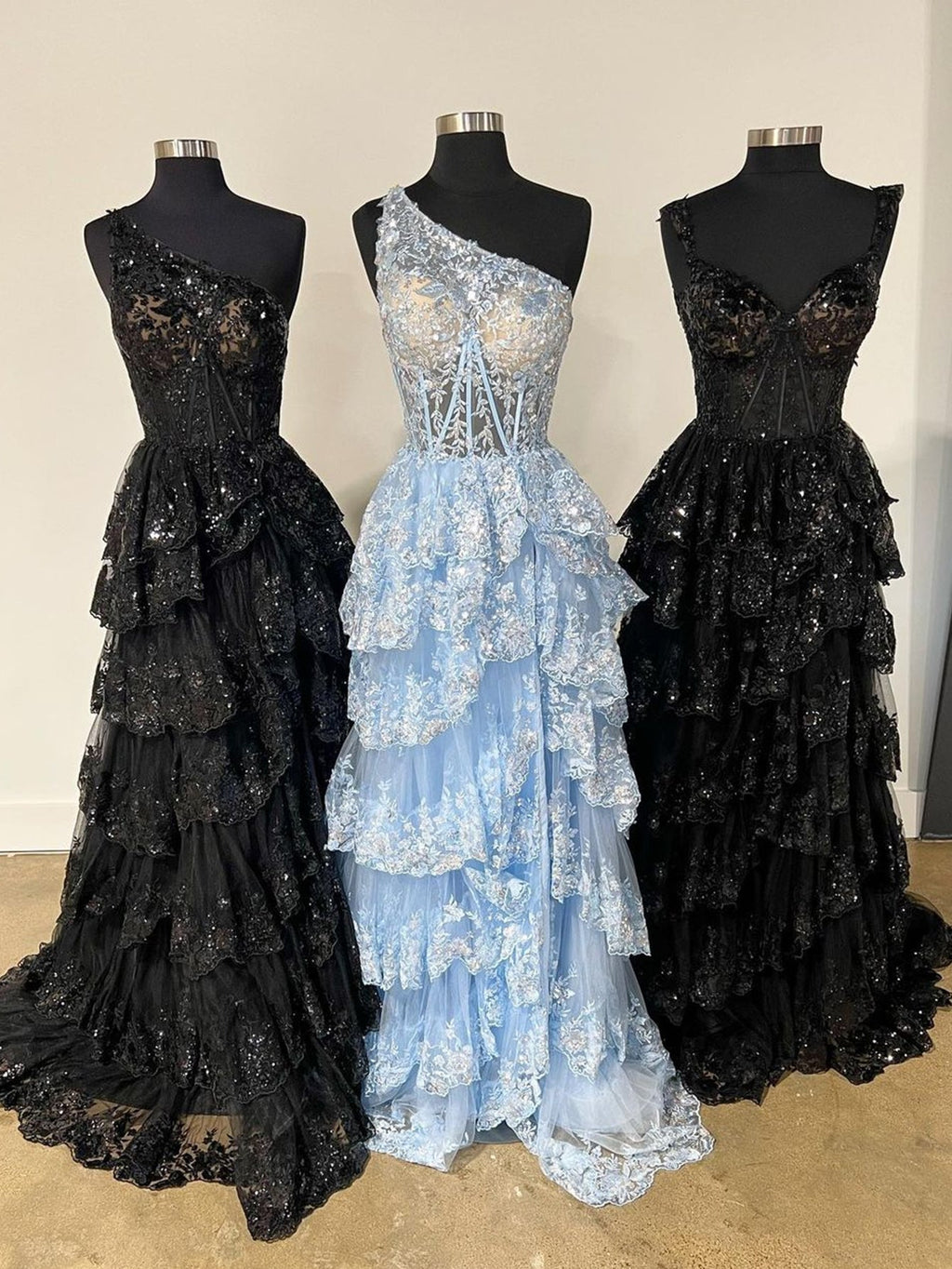 Vestido largo de fiesta de encaje con un solo hombro y volantes