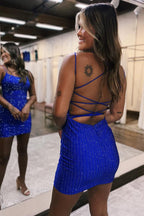Vestido de fiesta azul real con tirantes finos brillantes, espalda con cordones y pedrería.