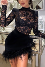 Robe courte en dentelle, velours et patchwork à bordure de plumes à apprécier 