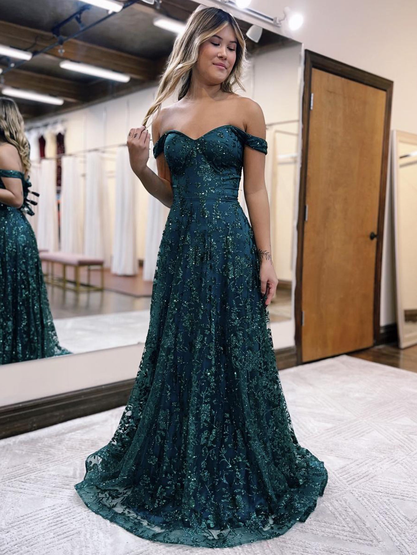 Vestido largo de fiesta verde oscuro con hombros descubiertos estilo sirena y lentejuelas