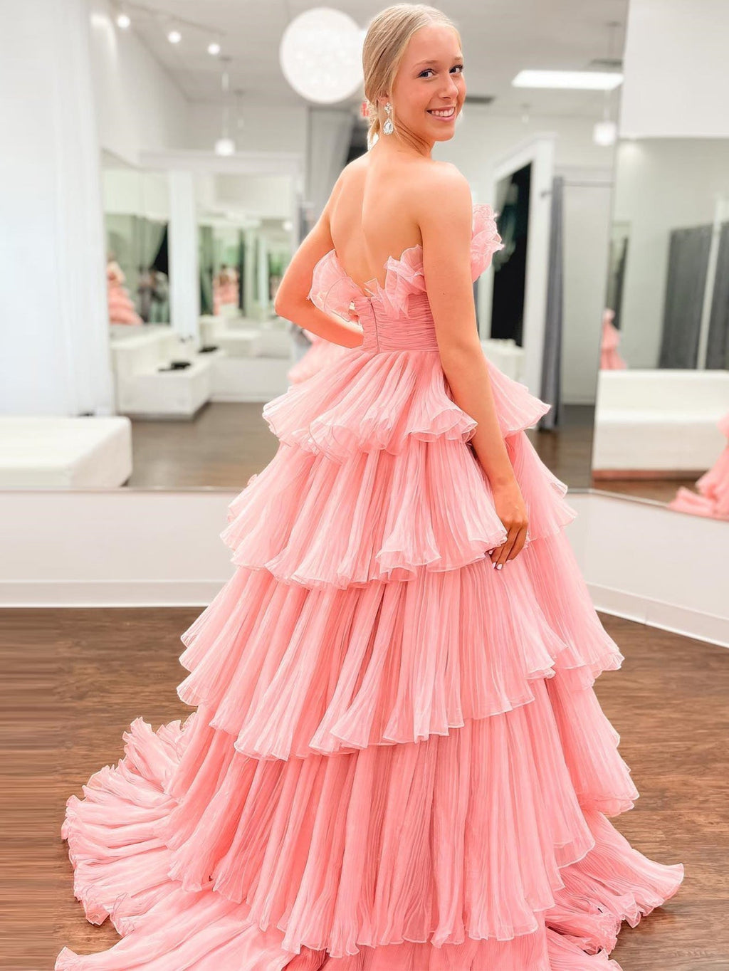 Robe de bal bustier trapèze en tulle froissé à volants