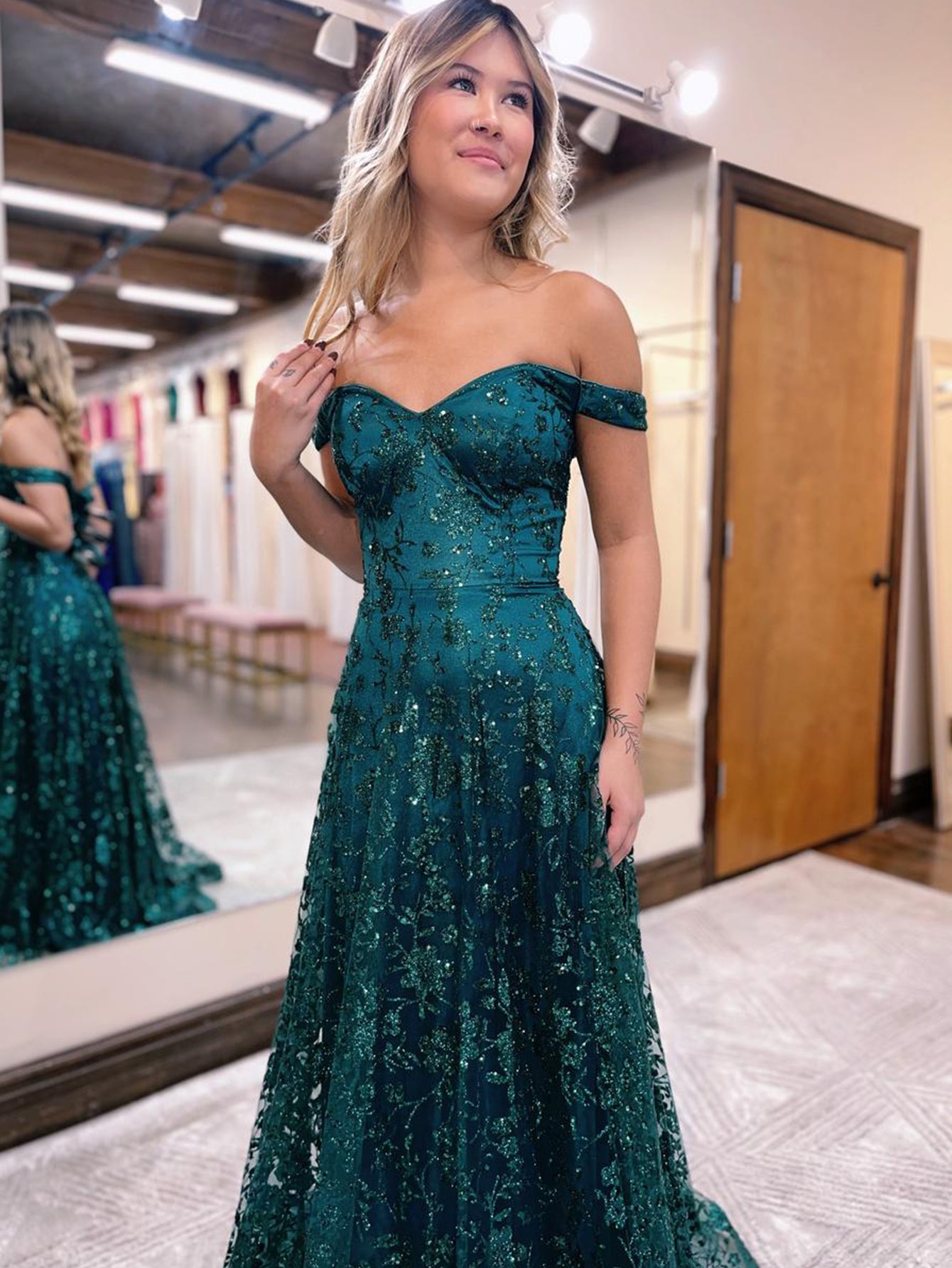 Vestido largo de fiesta verde oscuro con hombros descubiertos estilo sirena y lentejuelas