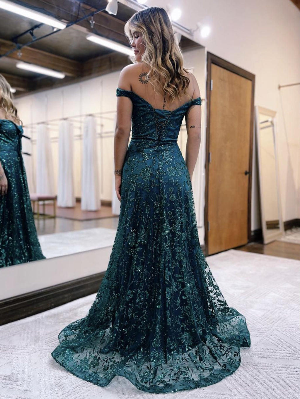 Vestido largo de fiesta verde oscuro con hombros descubiertos estilo sirena y lentejuelas
