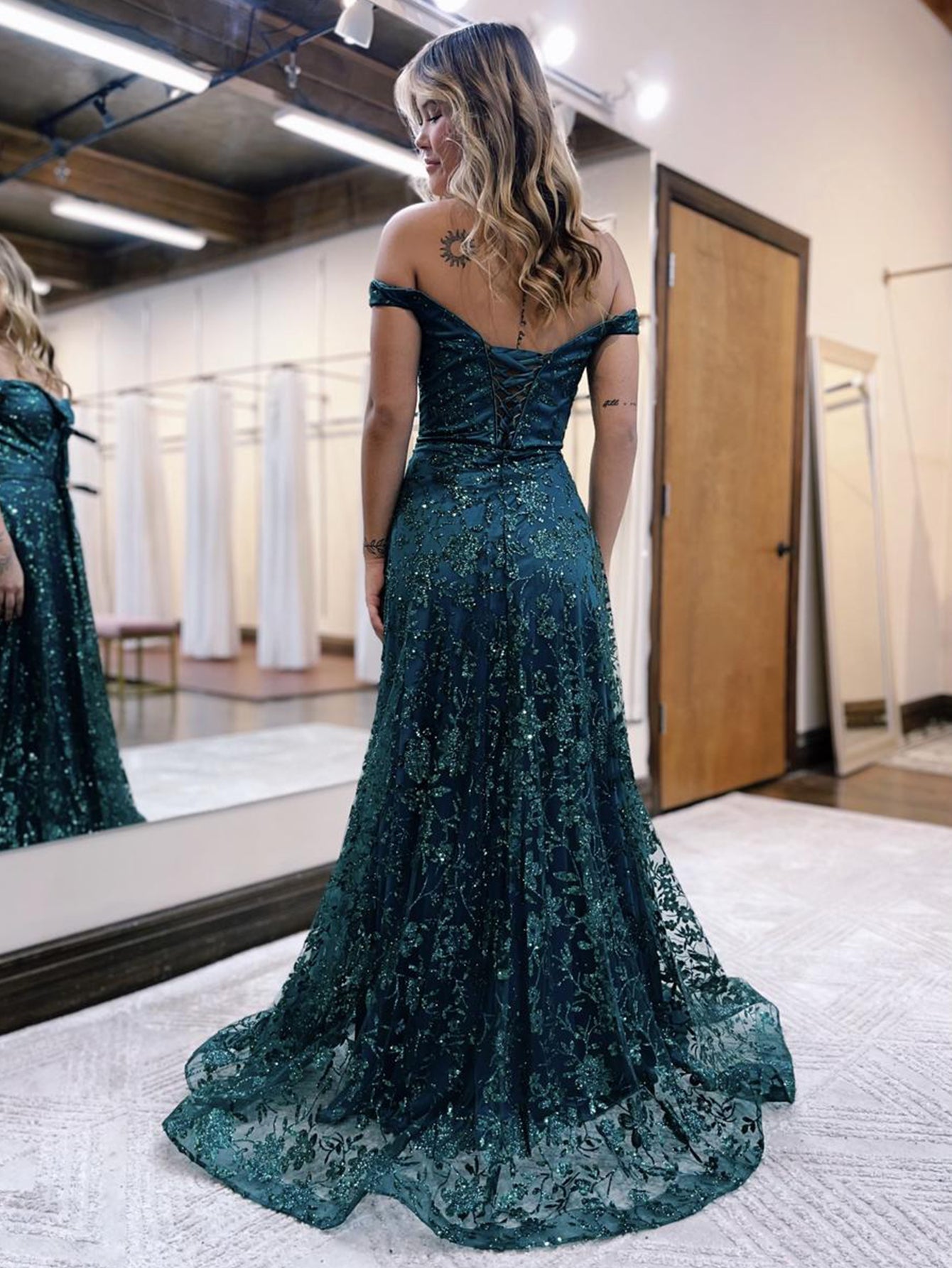 Vestido largo de fiesta verde oscuro con hombros descubiertos estilo sirena y lentejuelas