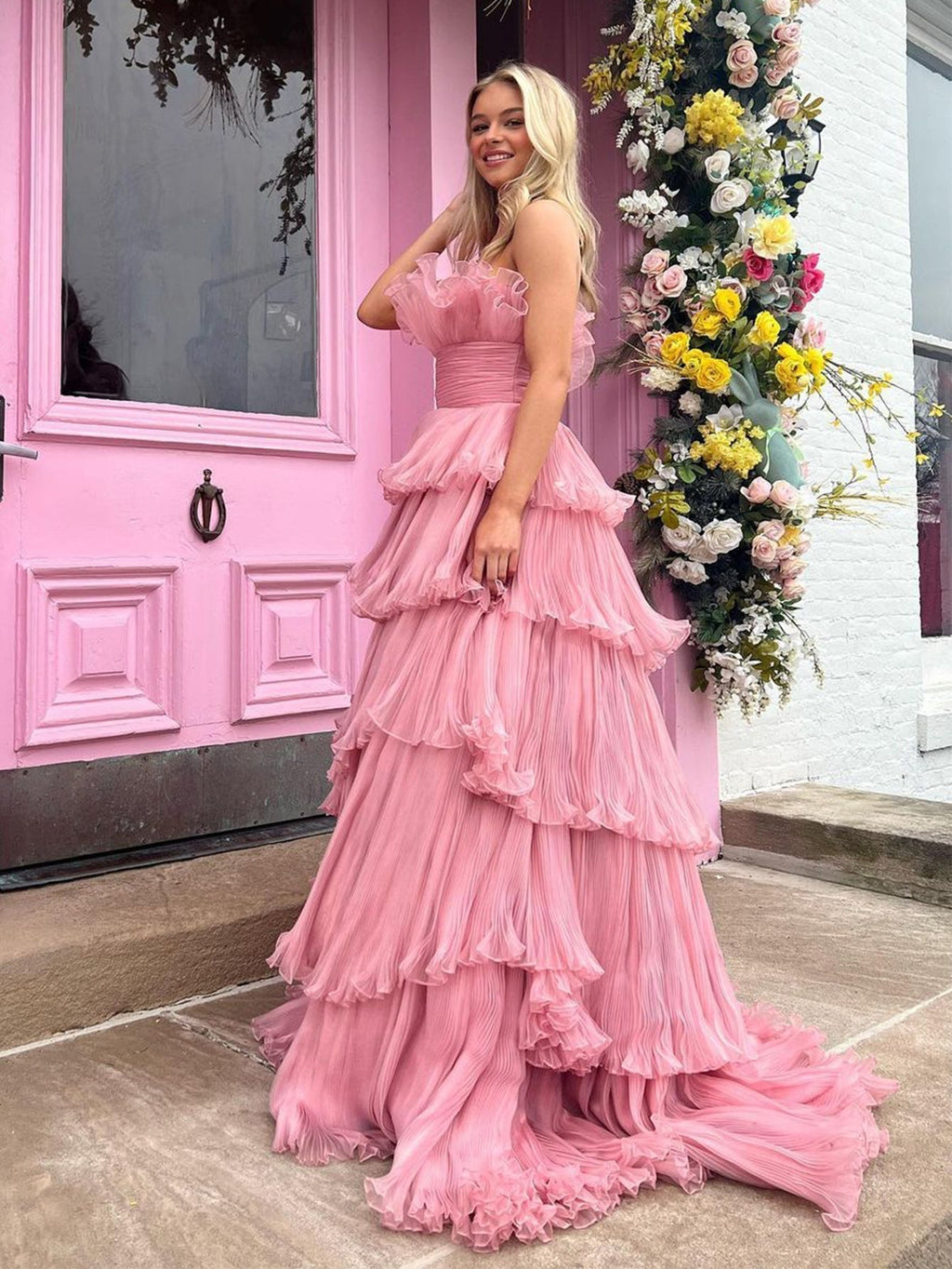 Robe de bal bustier trapèze en tulle froissé à volants