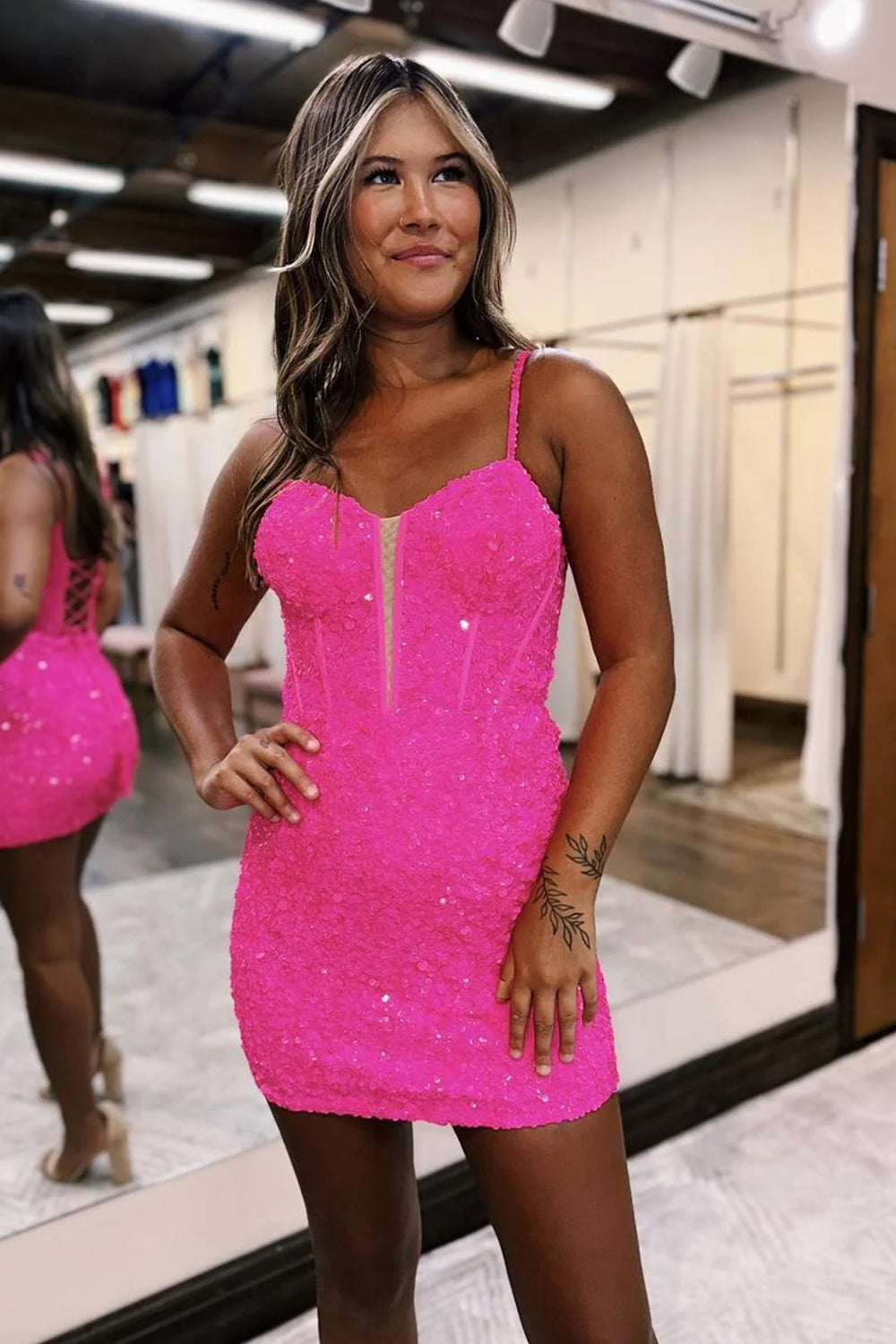 Robe de bal de promo bleu roi à fines bretelles et sequins, style corset, ornée de paillettes et d'un corset à paillettes spaghetti