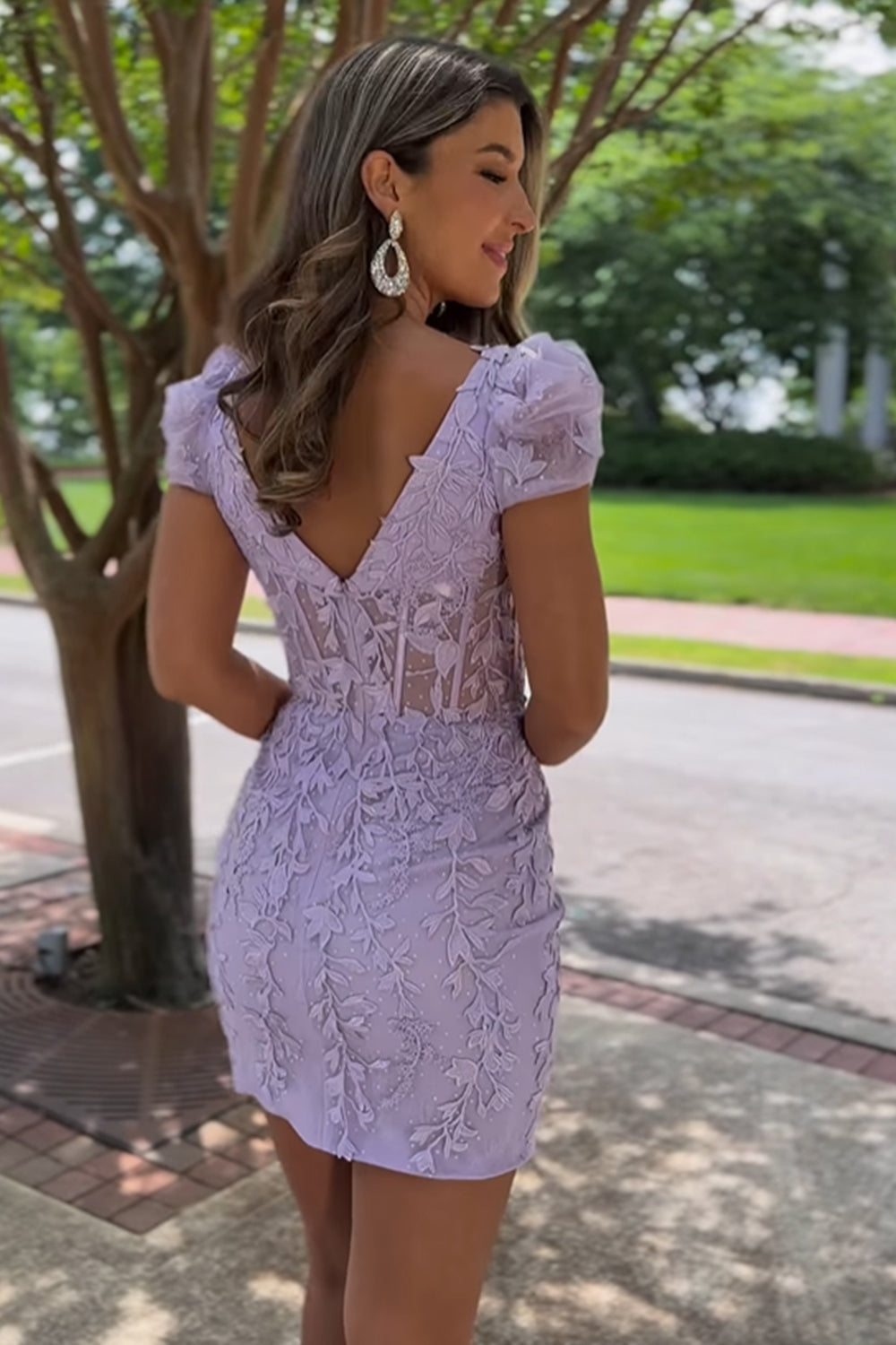 Giselle | Robe de bal courte moulante en dentelle violette