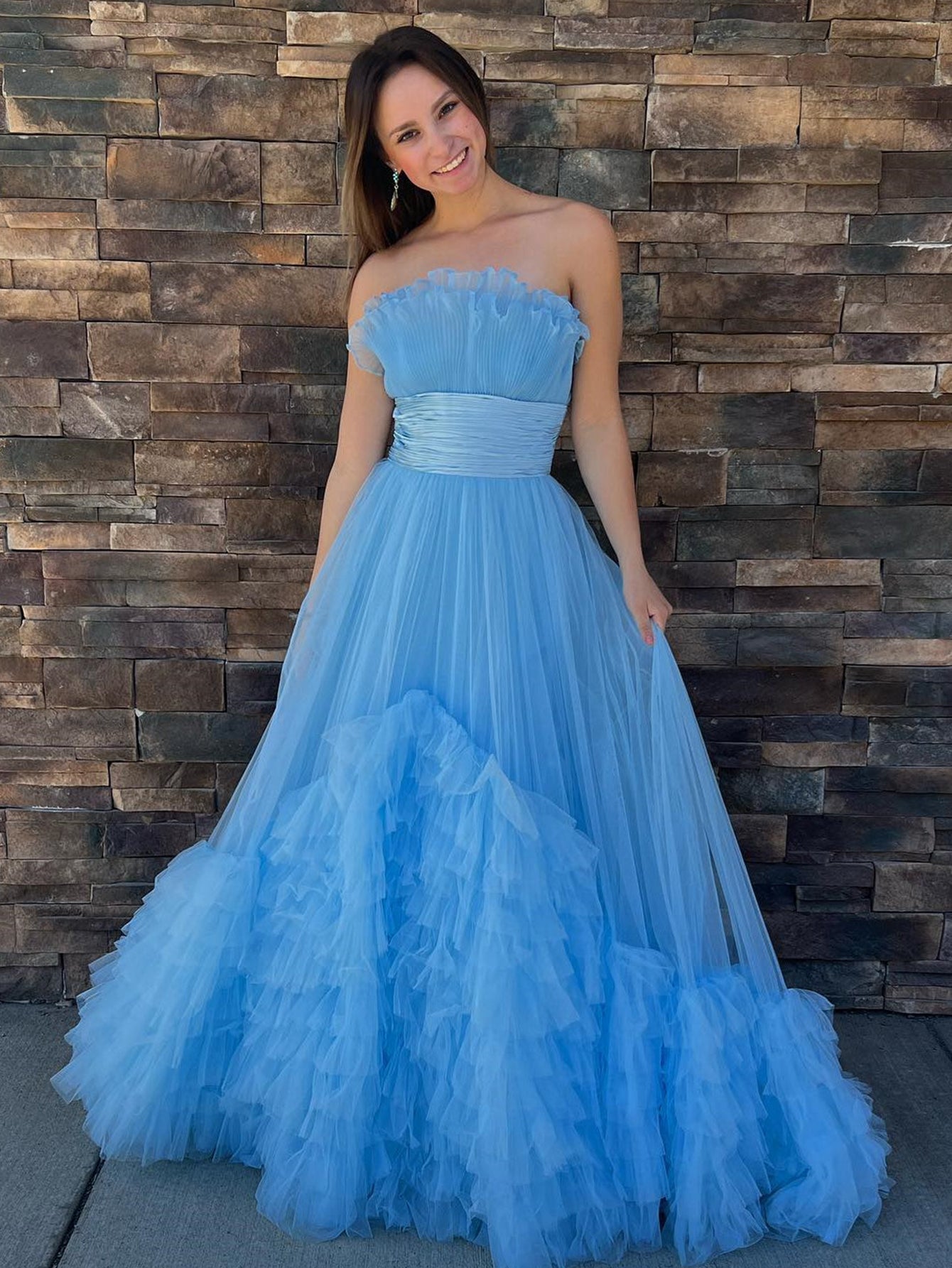 Vestido de fiesta largo de tul rosa sin tirantes, corte en A, con volantes