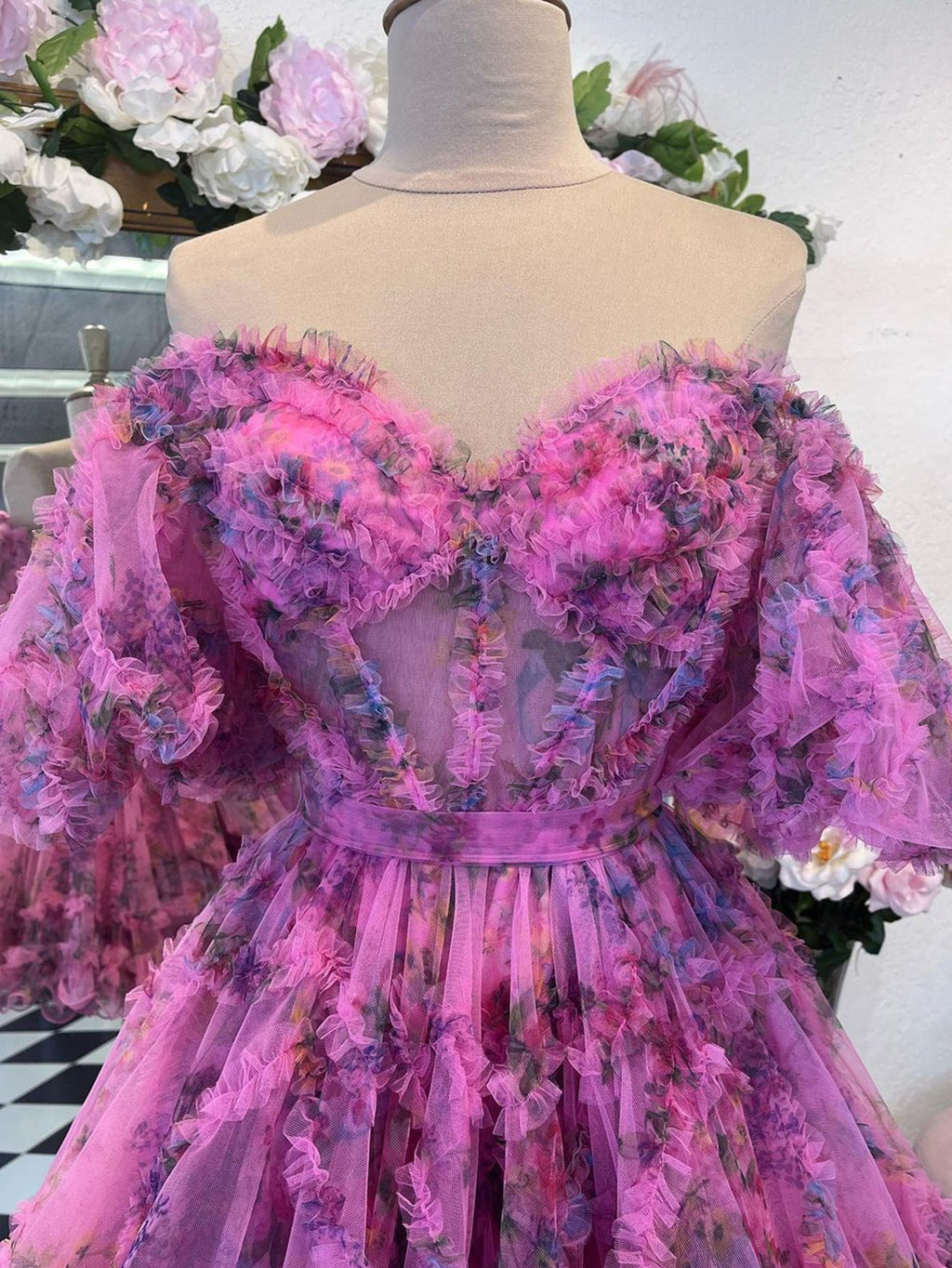 Vestido de fiesta estampado floral con hombros descubiertos