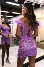 Vestido corto de fiesta con lentejuelas y hombros descubiertos con plumas