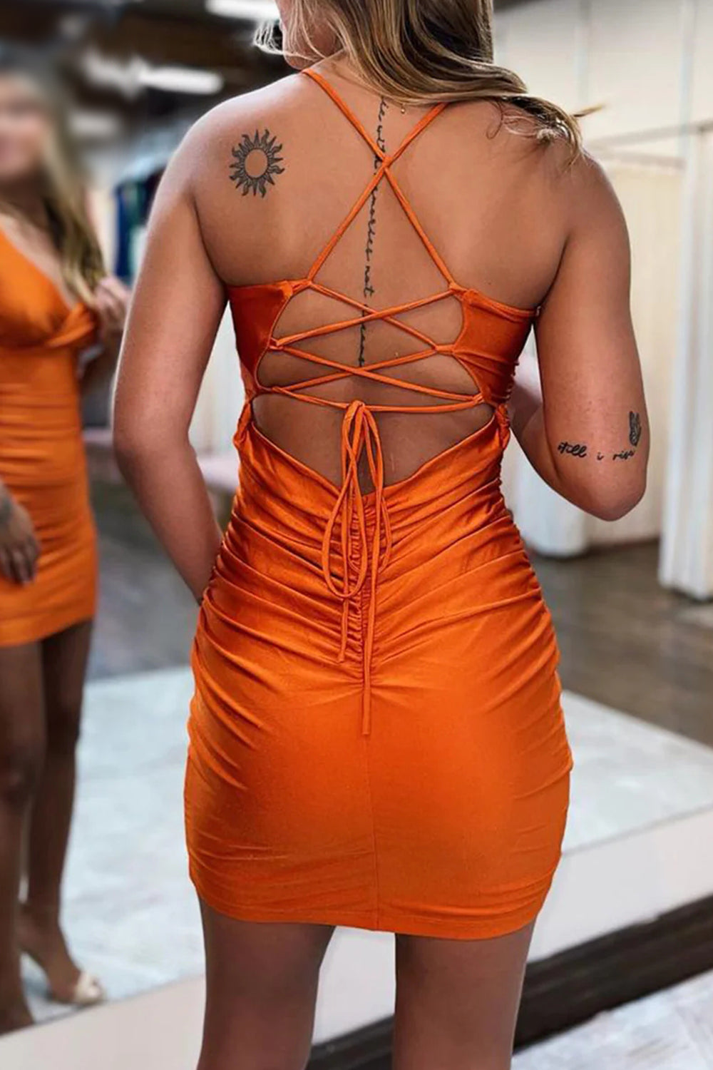 Robe de bal courte moulante à bretelles spaghetti et dos lacé