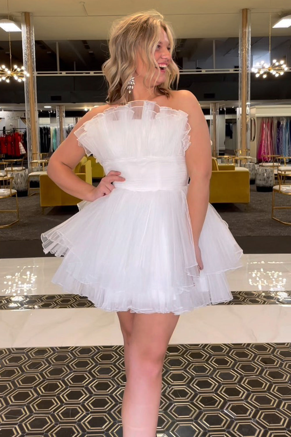 Vestido corto de fiesta sin tirantes, corte en A y con volantes