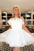 Vestido corto de fiesta sin tirantes, corte en A y con volantes