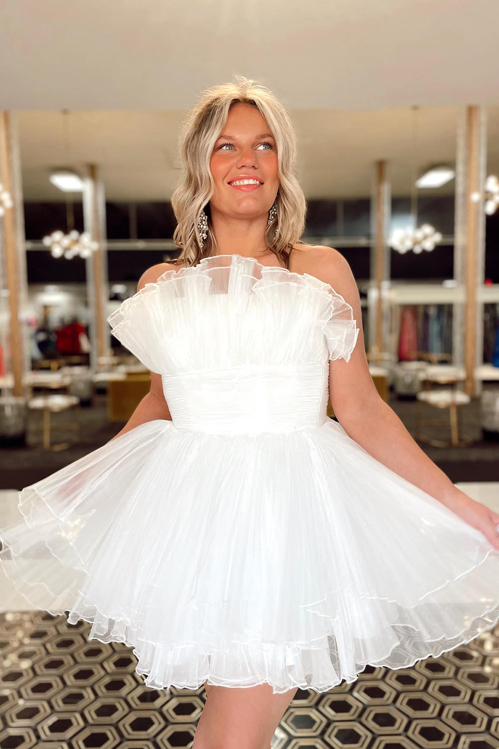 Vestido corto de fiesta sin tirantes, corte en A y con volantes