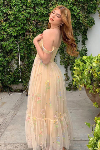 Robe de bal longue champagne coupe A, décolleté cœur et broderies