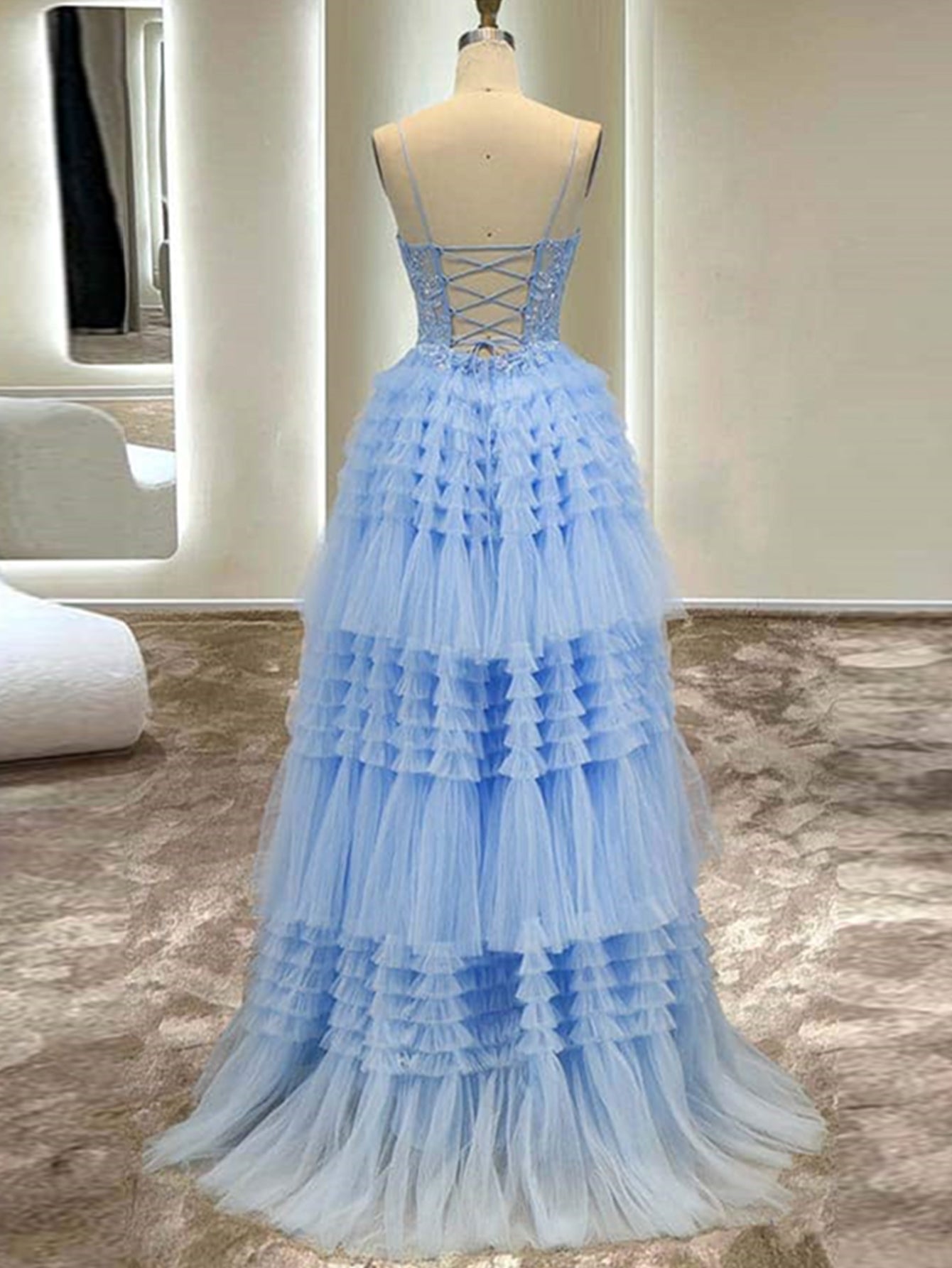 Vestido largo de fiesta de tul con tirantes finos y corte en A