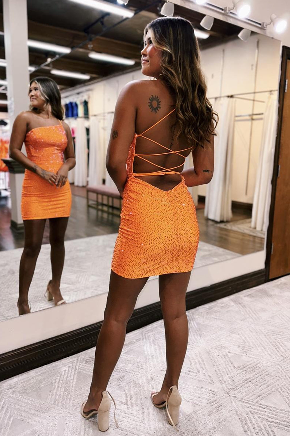 Robe de bal courte asymétrique à paillettes et perles