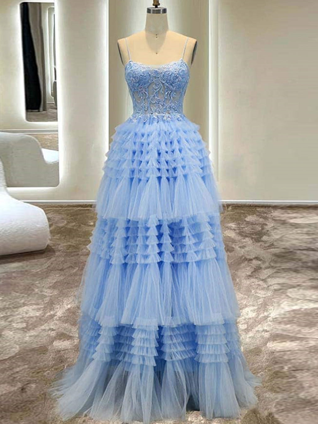 Vestido largo de fiesta de tul con tirantes finos y corte en A