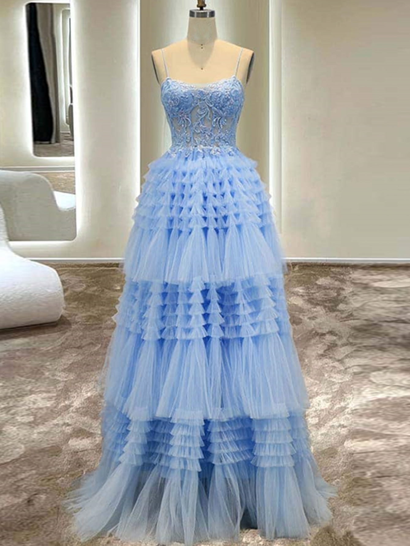 Vestido largo de fiesta de tul con tirantes finos y corte en A