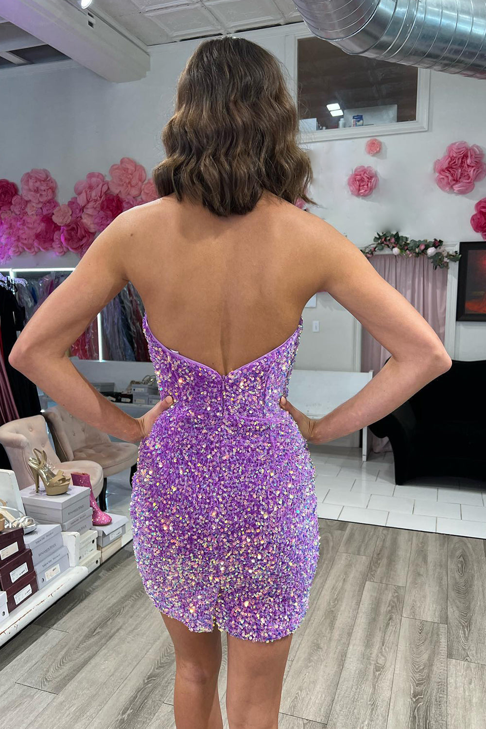 Vestido de fiesta morado ajustado con lentejuelas y escote corazón en la espalda descubierta