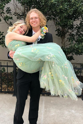 Robe de bal longue trapèze à décolleté cœur ornée de broderies