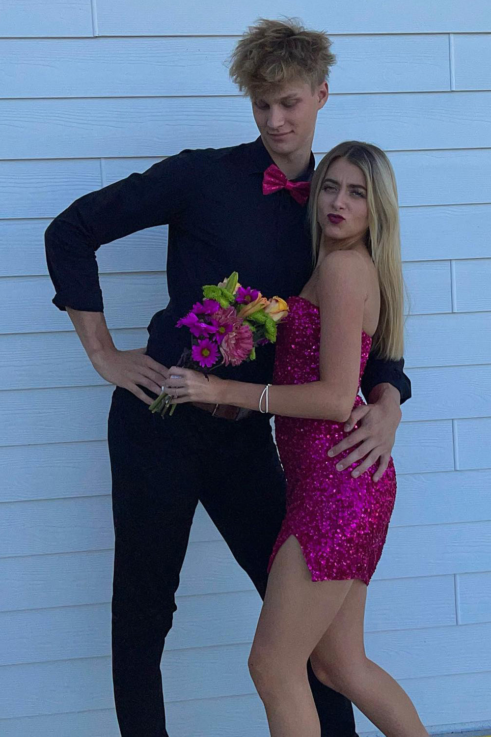 Robe de bal courte moulante à sequins sans bretelles et à paillettes scintillantes