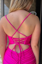 Vestido azul marino de corte recto para baile de bienvenida con plumas
