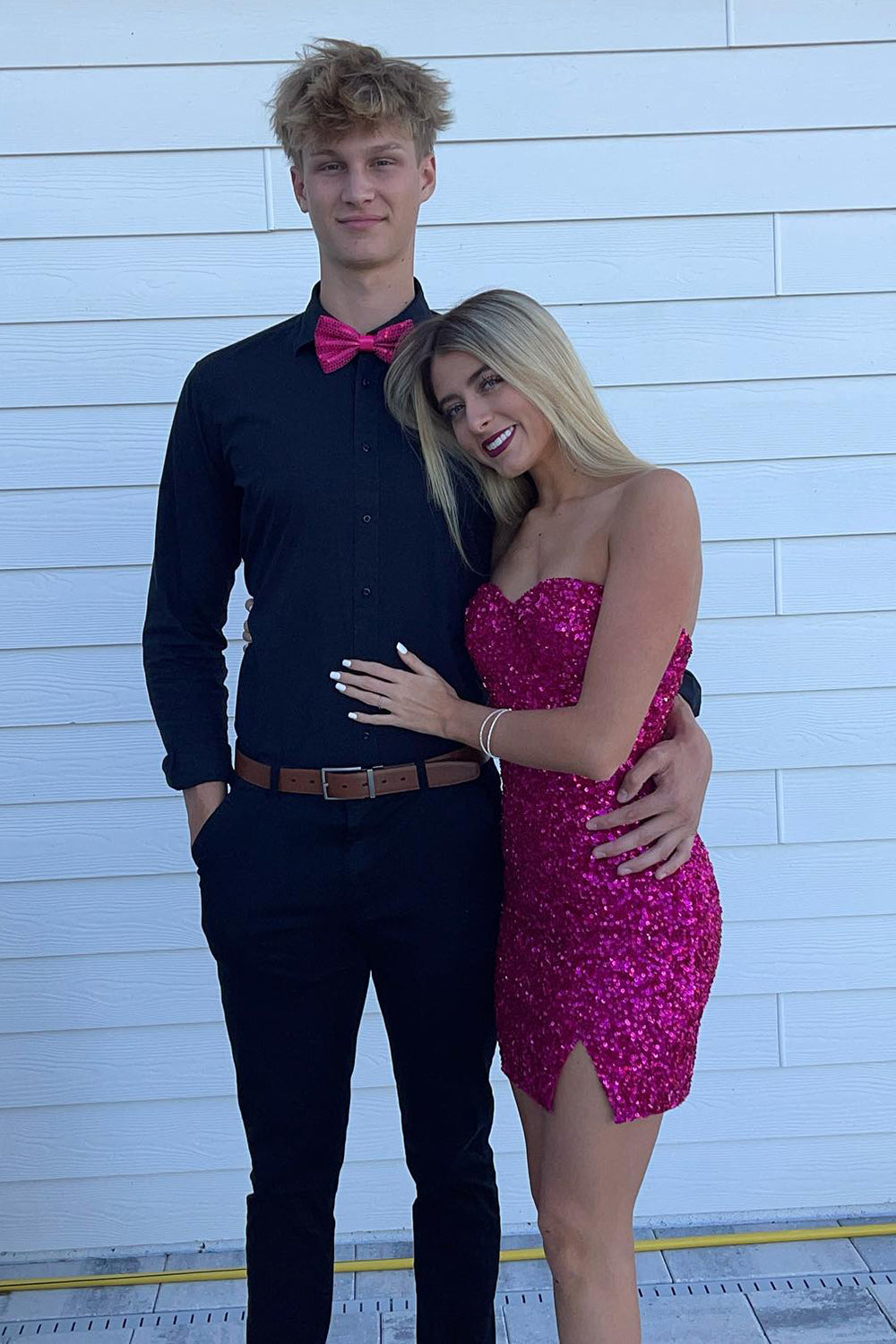 Robe de bal courte moulante à sequins sans bretelles et à paillettes scintillantes