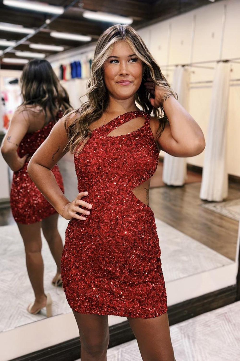 Vestido corto rojo de lentejuelas brillantes con un solo hombro y abertura para baile de bienvenida