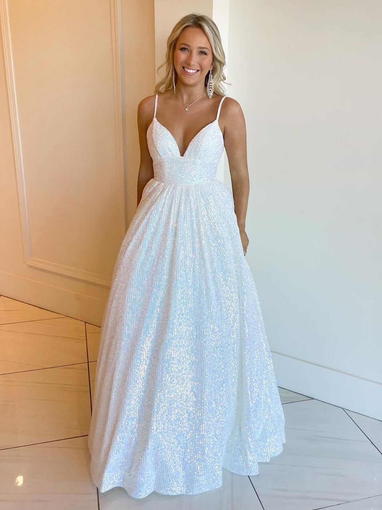 Vestido largo de fiesta con lentejuelas, escote en V y corte en A