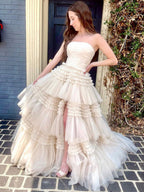 Vestido largo de fiesta de tul sin tirantes, corte en A, con volantes escalonados