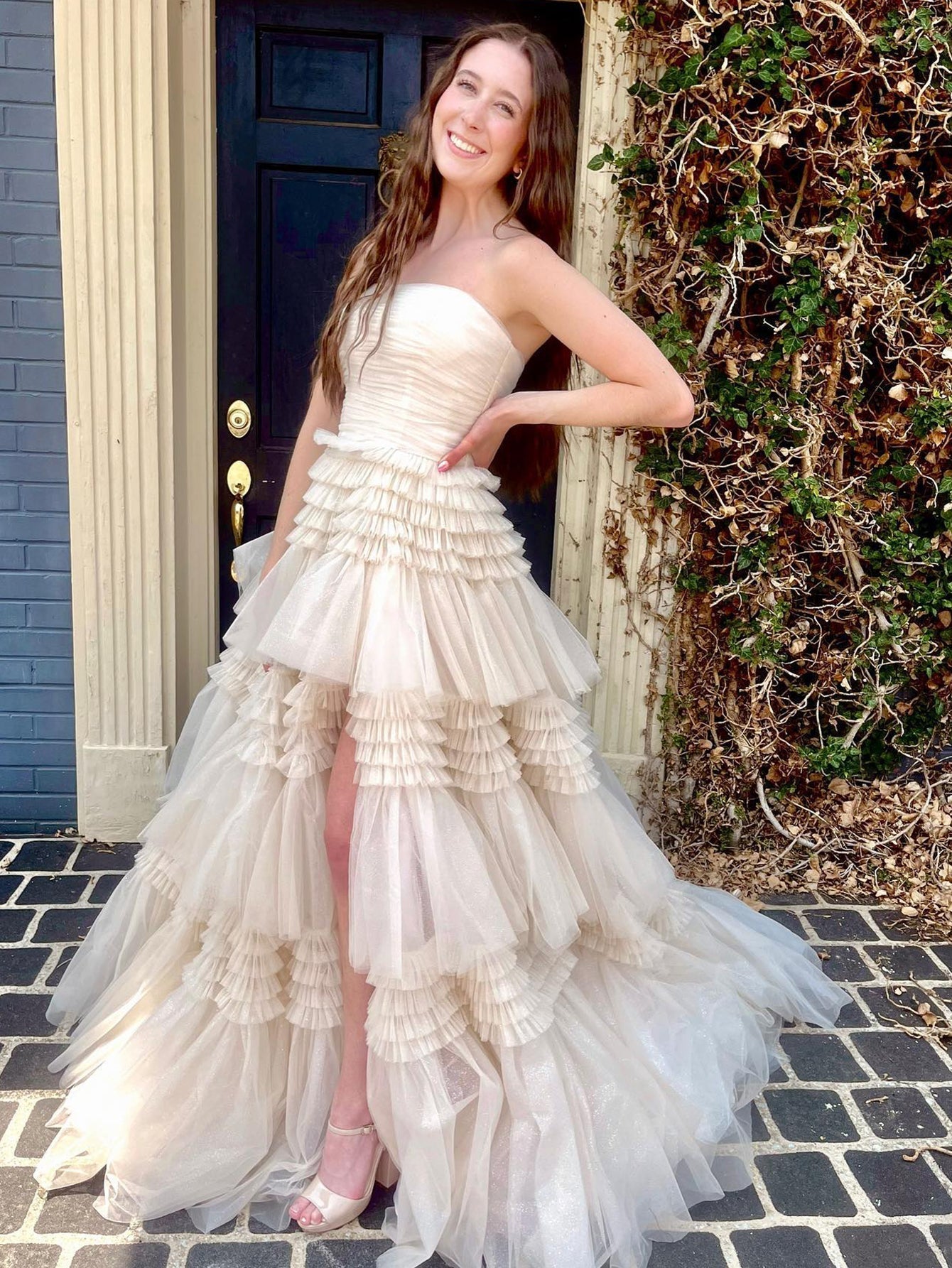 Vestido largo de fiesta de tul sin tirantes, corte en A, con volantes escalonados