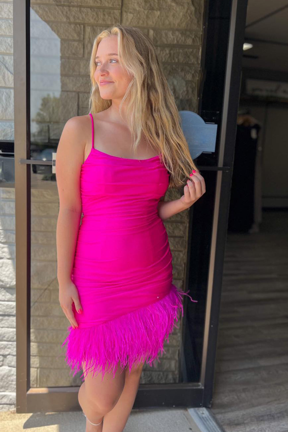 Vestido azul marino de corte recto para baile de bienvenida con plumas