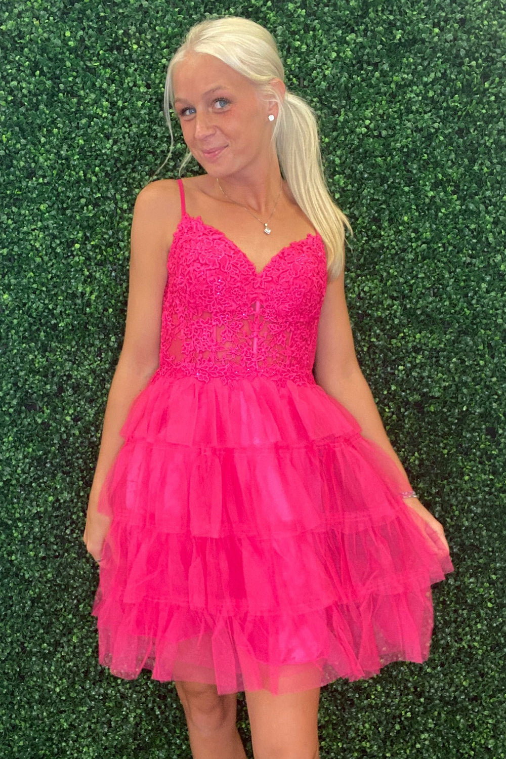 Vestido de fiesta de bienvenida de corte A con tirantes finos, tul escalonado y apliques