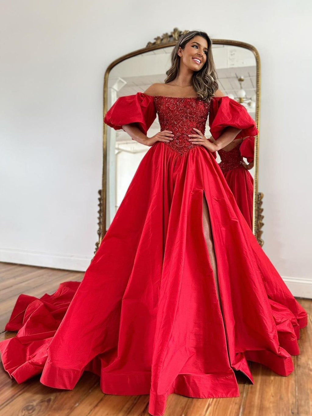Vestido de graduación de tafetán corte A con hombros descubiertos y mangas cortas abullonadas