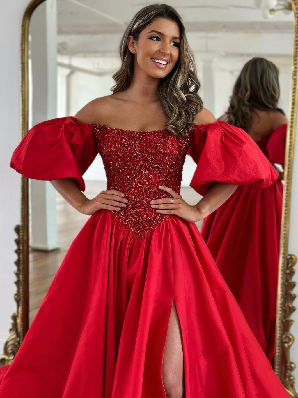 Vestido de graduación de tafetán corte A con hombros descubiertos y mangas cortas abullonadas