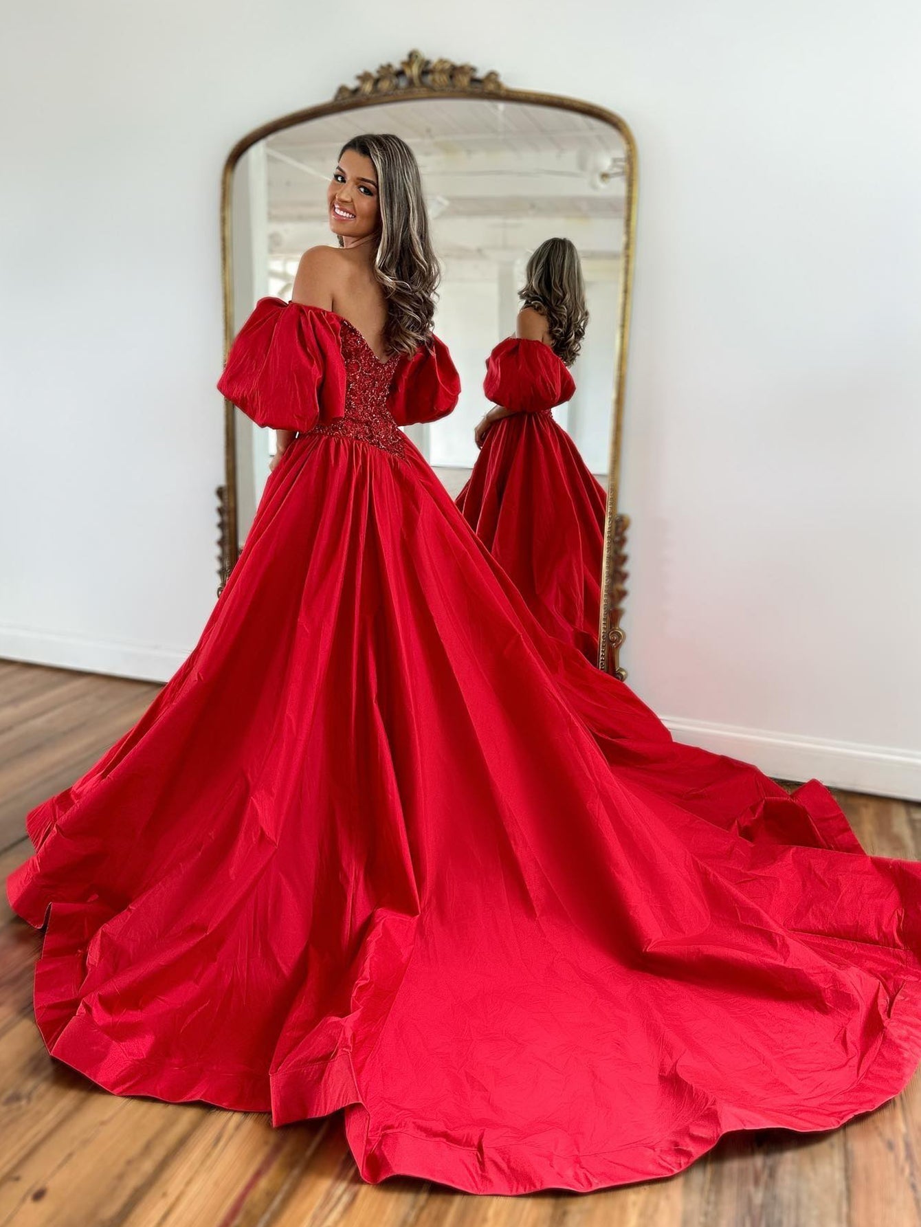 Vestido de graduación de tafetán corte A con hombros descubiertos y mangas cortas abullonadas