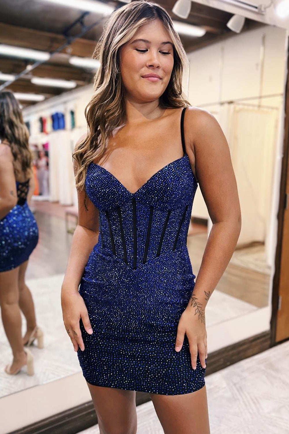 Robe de bal moulante bleu marine à fines bretelles et corset ornée de perles, avec perles