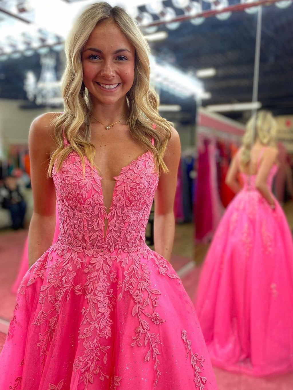 Angelina | Vestido largo de fiesta rosa de encaje con escote en V y corte en A