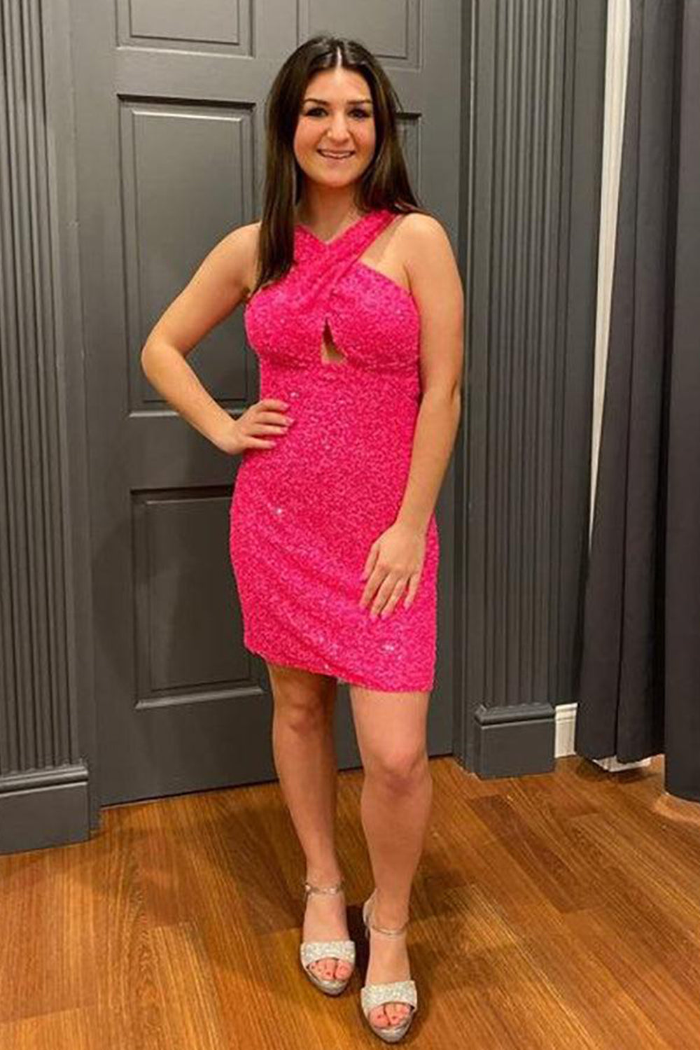 Robe moulante turquoise à paillettes, dos nu et bretelles licou, ornée de sequins, pour le bal de promo