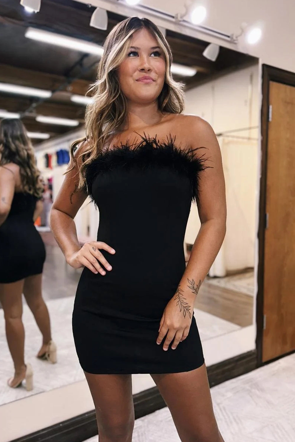 Robe de bal courte moulante bustier royale ornée de plumes