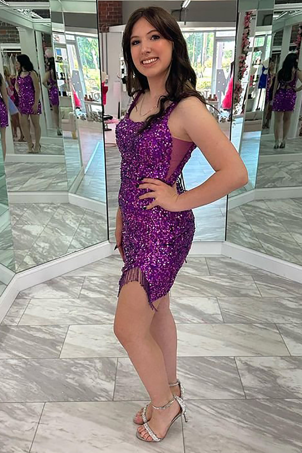 Robe de bal courte à paillettes violettes, col carré et pompon, style fourreau, ornée de sequins et de franges.