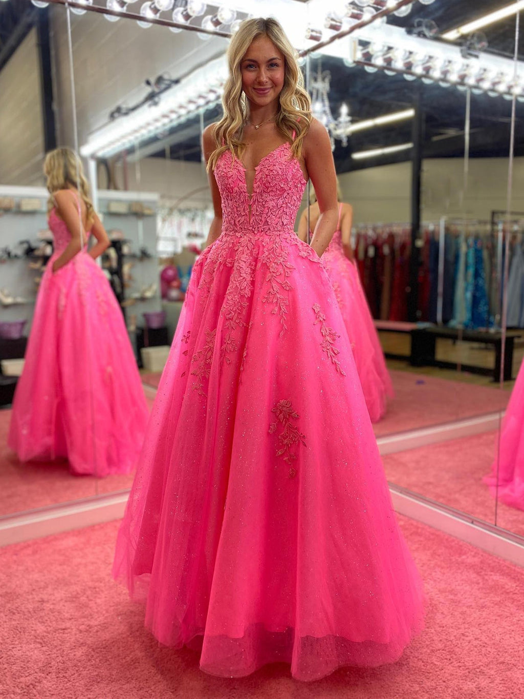 Angelina | Vestido largo de fiesta rosa de encaje con escote en V y corte en A