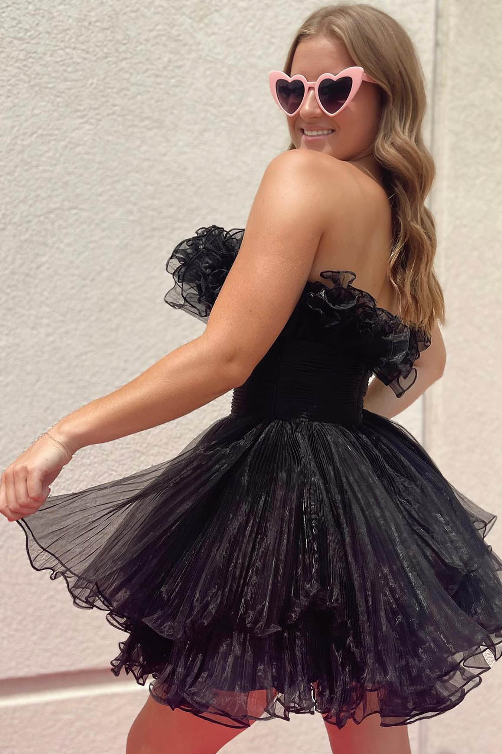Vestido corto de fiesta sin tirantes, corte en A y con volantes