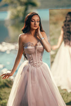 Robe de bal longue bustier trapèze avec application de tulle et plis