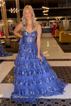 Vestido de graduación de encaje escalonado con tirantes finos y corte en A