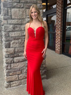Robe de bal longue sirène rouge à décolleté cœur et dos nu découpé